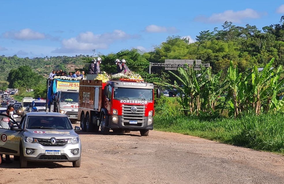 Corpo do deputado estadual João Isidório é enterrado na cidade de Candeias