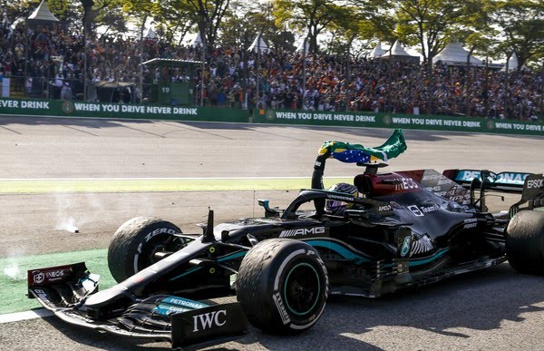 Hamilton vence GP de São Paulo em fim de semana impressionante na F1