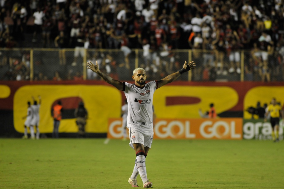 Vitória bate o Cruzeiro e faz a festa da torcida em Salvador