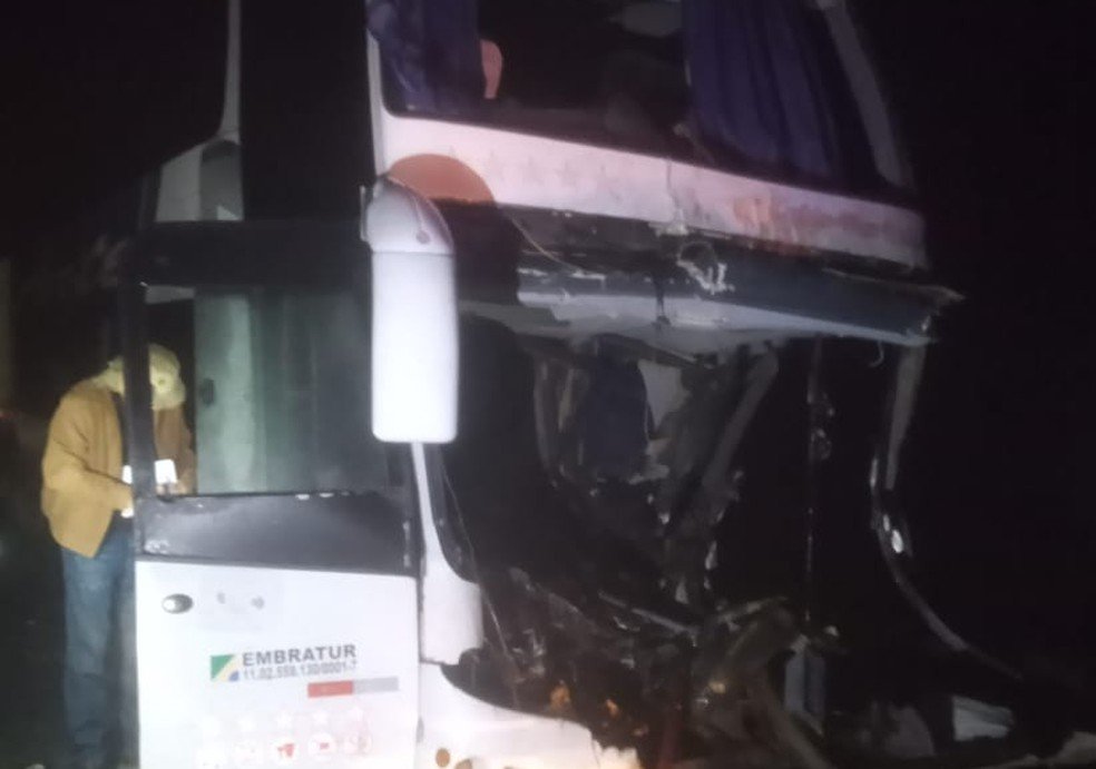 BR-430: Acidente envolvendo ônibus e caminhão deixa três mortos e 23 feridos