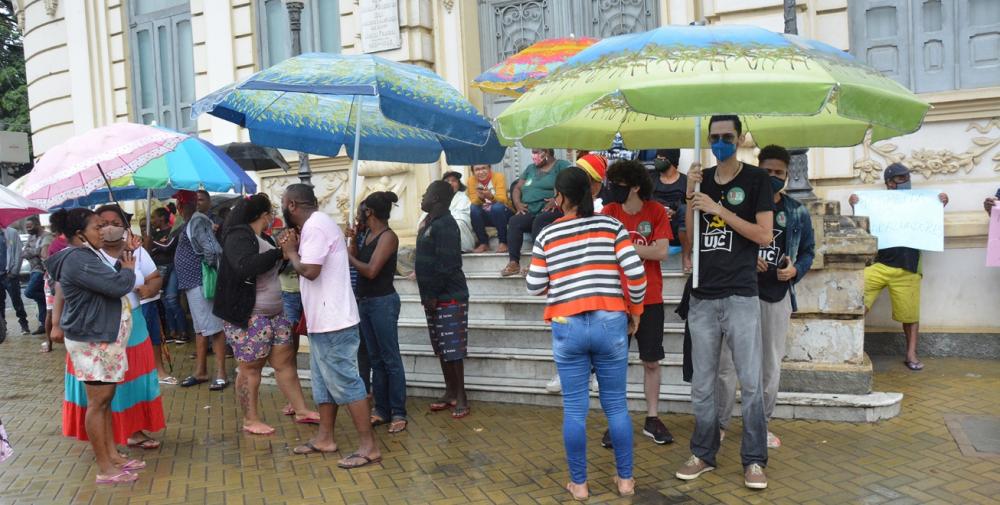 Ambulantes da Rua Marechal Deodoro fazem nova manifestação debaixo de chuva