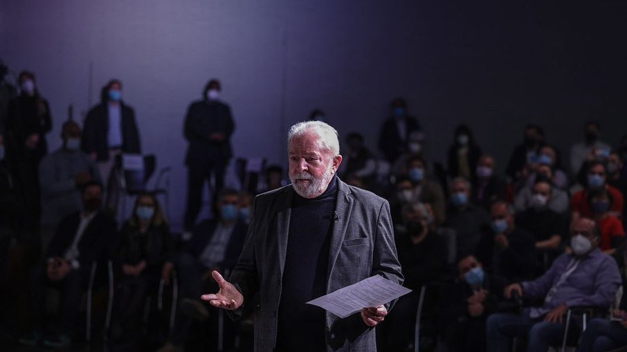 Lula diz que vai decidir sobre candidatura 'entre fevereiro ou março'