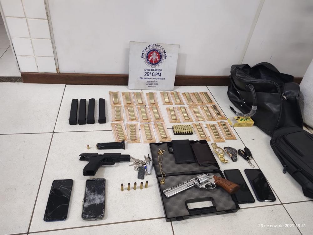 Soldado da PM e comparsa são presos com arma e munições