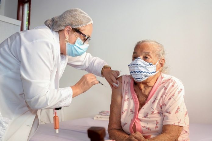 Governador pede à população que se vacine contra a Covid-19