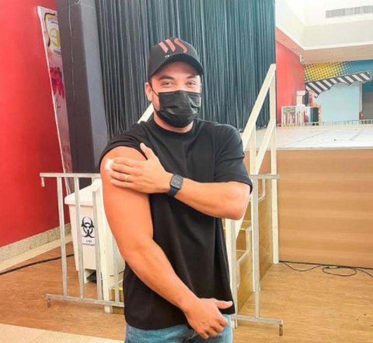 Justiça suspende ação contra Wesley Safadão e esposa por vacinação irregular