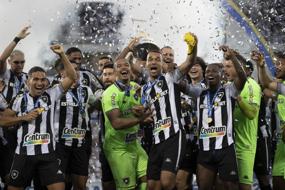 Campeão antecipado, Botafogo recebe taça da Série B no Nilton Santos