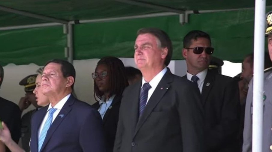 Bolsonaro dispara contra governadores e prefeitos por festa em 2022