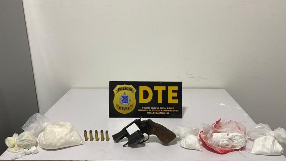 Homem é flagrado com revólver e 1 Kg de cocaína em Feira de Santana