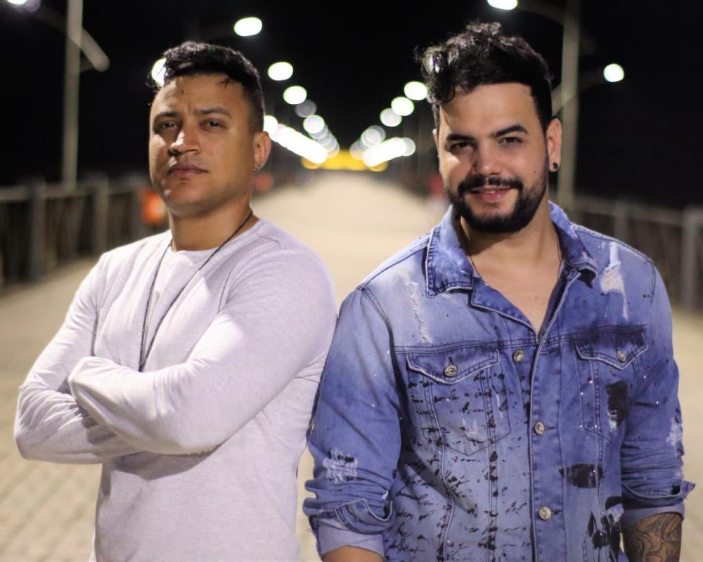 Os Clones do Brasil celebra 8 anos de carreira com clipe de 'Receita de Amar'