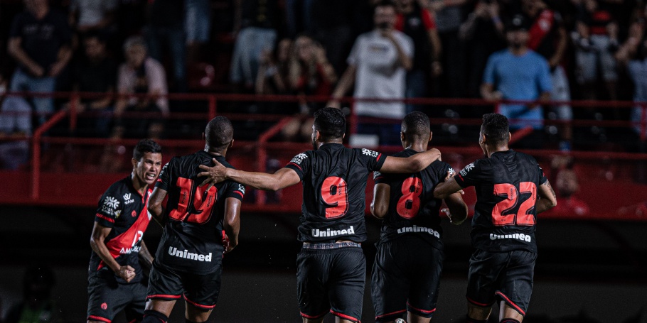 Atlético-GO marca no fim e vence o Bahia em confronto direto da parte baixa da tabela