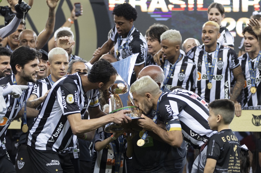 Atlético-MG recebe taça de campeão do Brasileirão