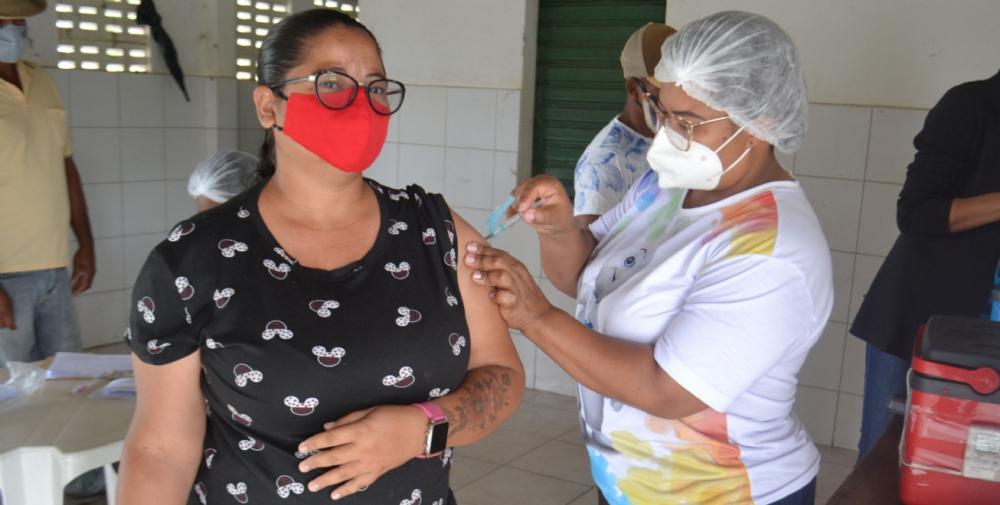 Saúde segue aplicação das três doses da vacina contra a Covid-19 nesta terça-feira (7)