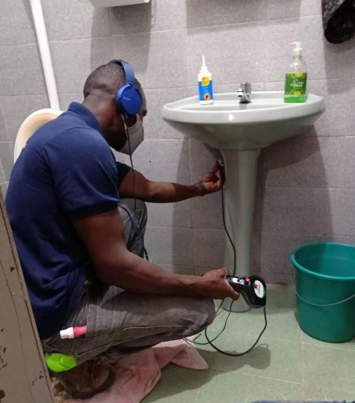 Embasa orienta a identificar vazamentos de água em residências