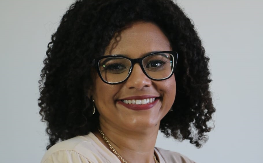 Feirense lança dois livros autobiográficos em estreia como escritora