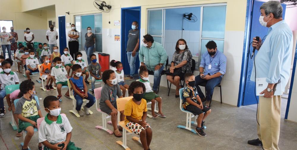 Após manutenção, Pré-Escola Marina Carvalho ganha visita do prefeito Colbert Filho