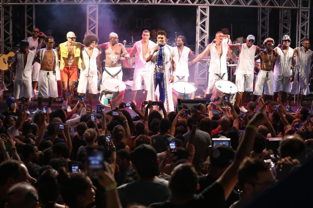  Timbalada estreia seus ensaios de verão com casa cheia e as bênçãos de Brown 