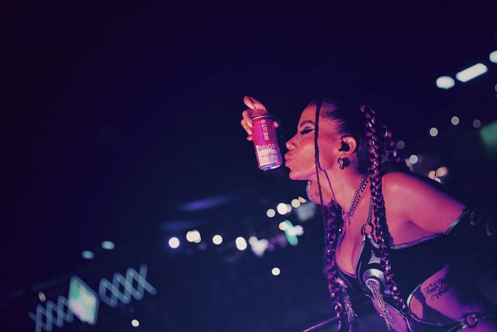 Anitta protagoniza momento histórico com Beats no Corredor da Folia no Carnatal