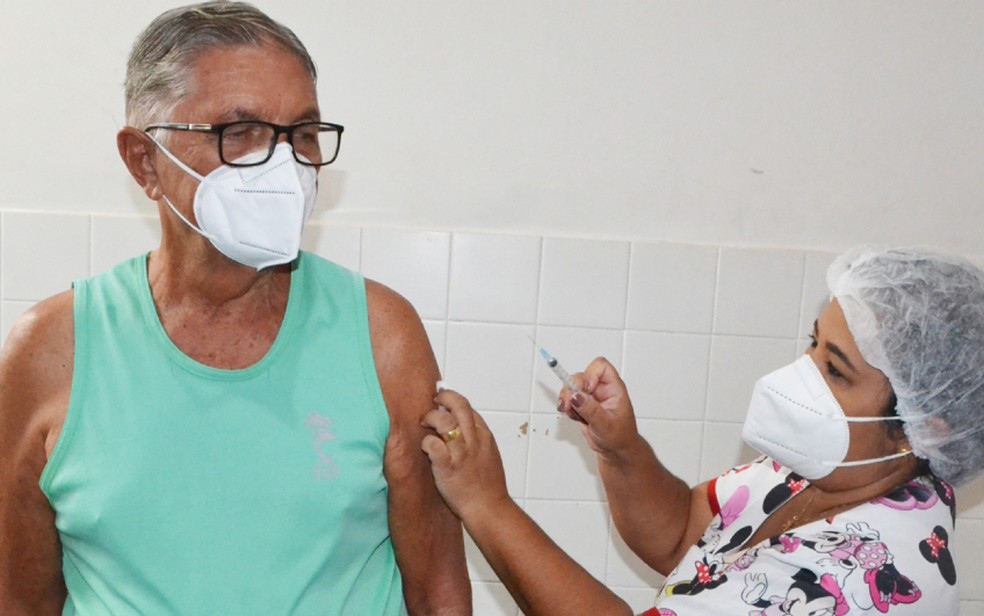 Maior parte das capitais ainda não aplicou reforço em metade dos idosos