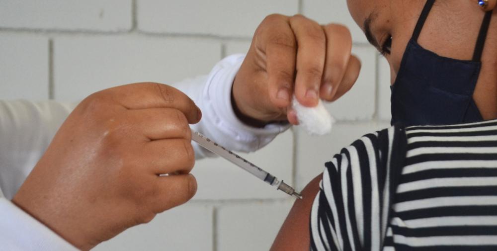 Vacina contra a Covid continua sendo aplicada nas unidades de saúde nesta terça (14)