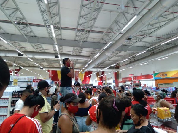 Manifestantes pedem cestas básicas durante ato em supermercado no Recife