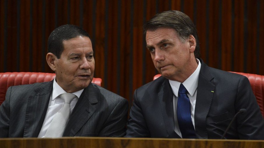 Bolsonaro volta atrás e diz que Mourão pode ser seu vice em 2022