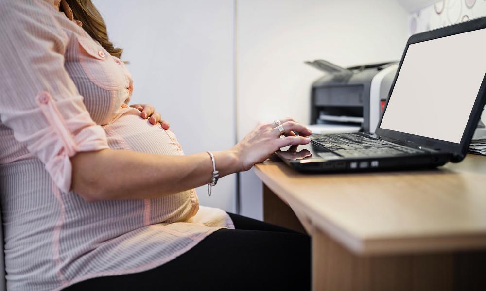 Senado aprova antecipação do salário-maternidade para grávidas em home office, durante a pandemia