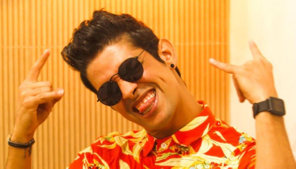 Cantor Vitêra vai gravar clipe em cima de trio elétrico essa semana