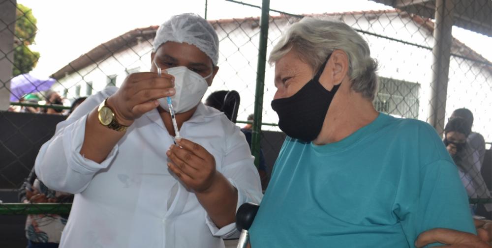 Intervalo entre dose de reforço é reduzido e aplicação inicia nesta terça (21)