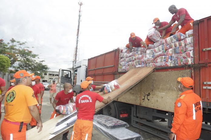 Estado distribui cestas básicas a comunidades indígenas e helicópteros seguem resgatando pacientes em áreas de difícil acesso no Extremo Sul
