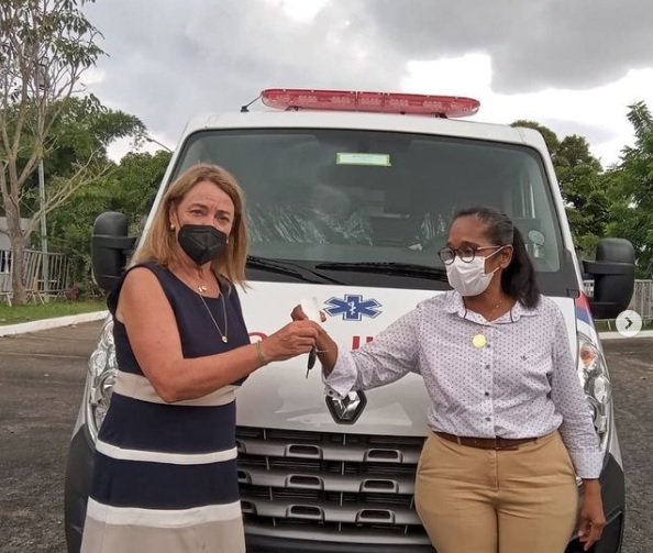 Fabíola Mansur entrega chaves de ambulância a prefeita de Cachoeira