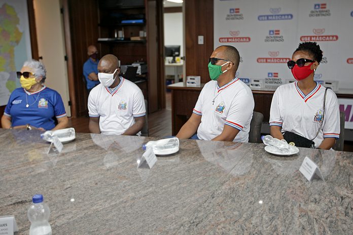 Rui entrega equipamentos de leitura para auxiliar estudantes cegos e com baixa visão da rede estadual