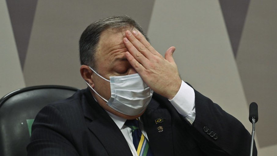 Ex-ministro da Saúde Eduardo Pazuello sofre acidente de moto no Rio