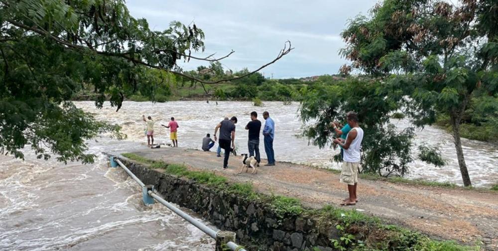 Danos em semáforos e alagamentos foram registrados em virtude da intensa chuva