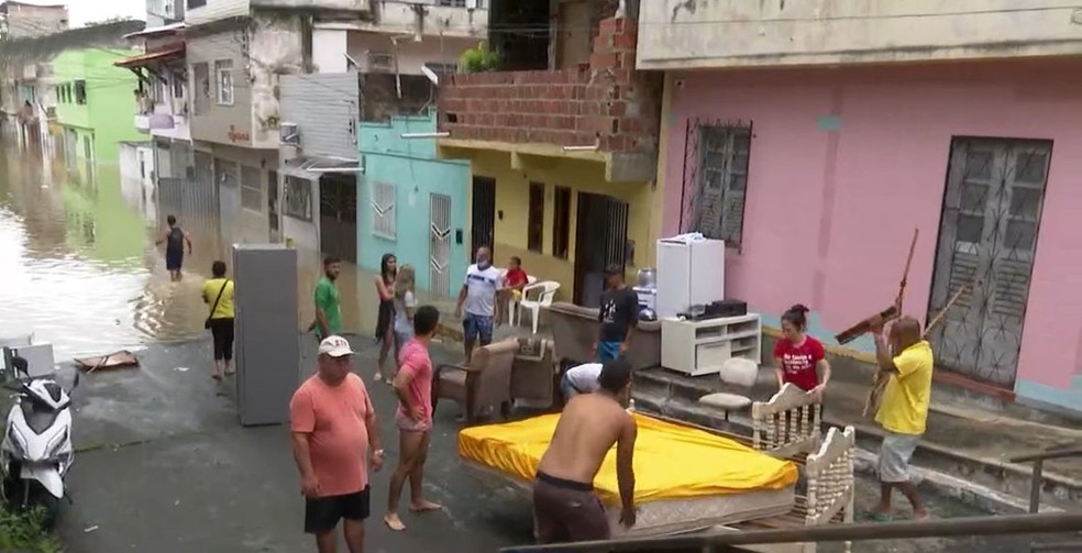 Após Rio Cachoeira subir 9 metros, nível da água começa a baixar e moradores contabilizam prejuízos