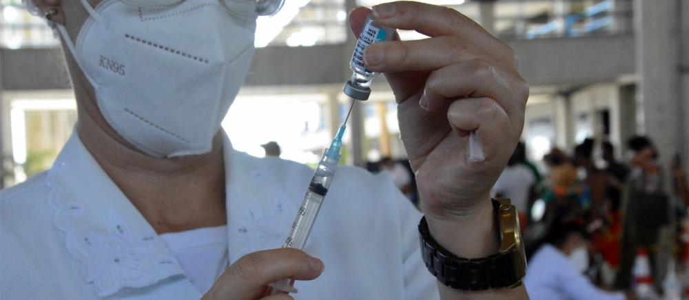 Aplicação das três doses da vacina contra a Covid continua nesta terça (28)