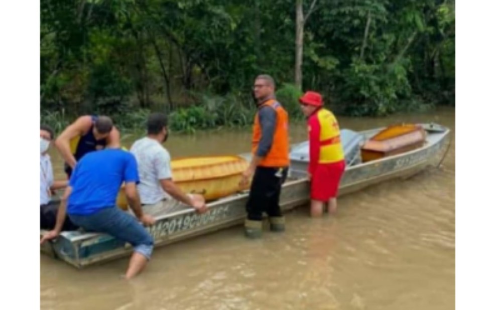 Homem relata resgate de corpo da tia em caixão com ajuda de barco na Bahia: 