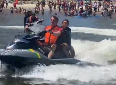 Bolsonaro ignora tragédia na BA, anda de jet ski e fala em manter folga em SC