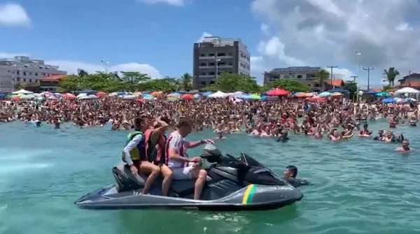 Marinha silencia sobre cessão de jet ski para as férias de Bolsonaro