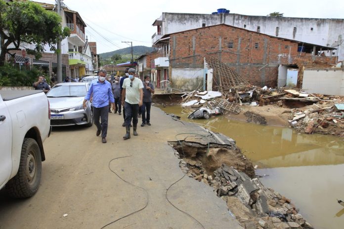 Governador percorre sete cidades e anuncia início da reconstrução de casas em janeiro