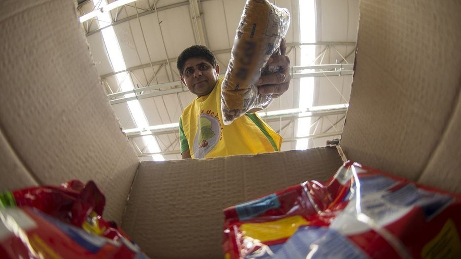 Com salário mínimo de 2022, não dá para comprar duas cestas básicas