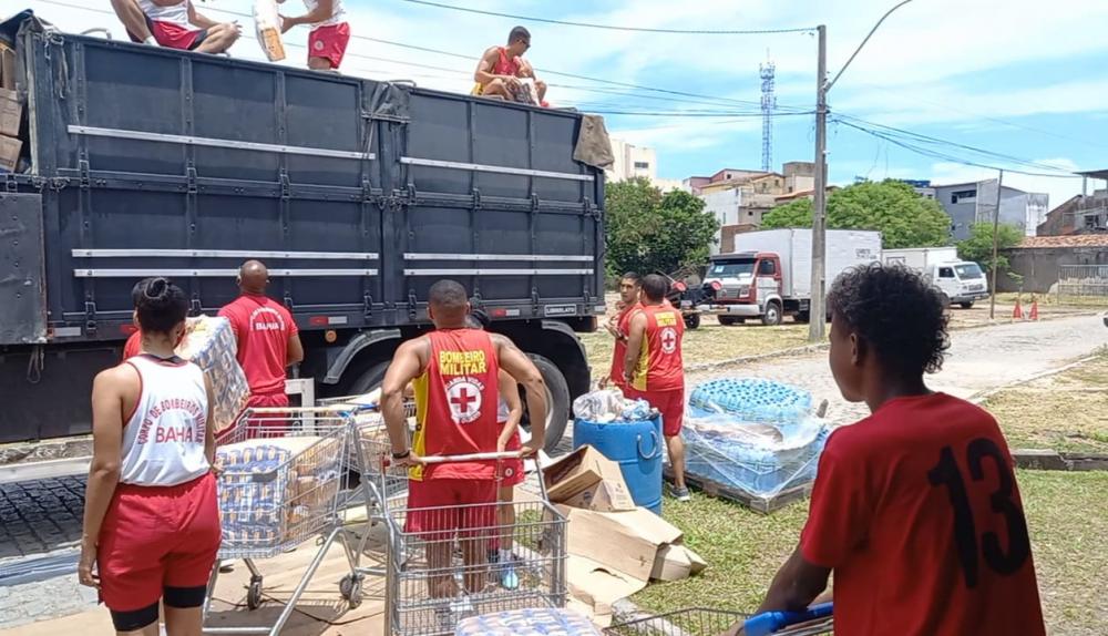 Bombeiros descarregam 15 toneladas de alimentos em Ilhéus