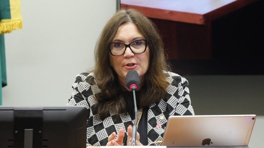 Bia Kicis divulga dados de médicos defensores da vacinação infantil