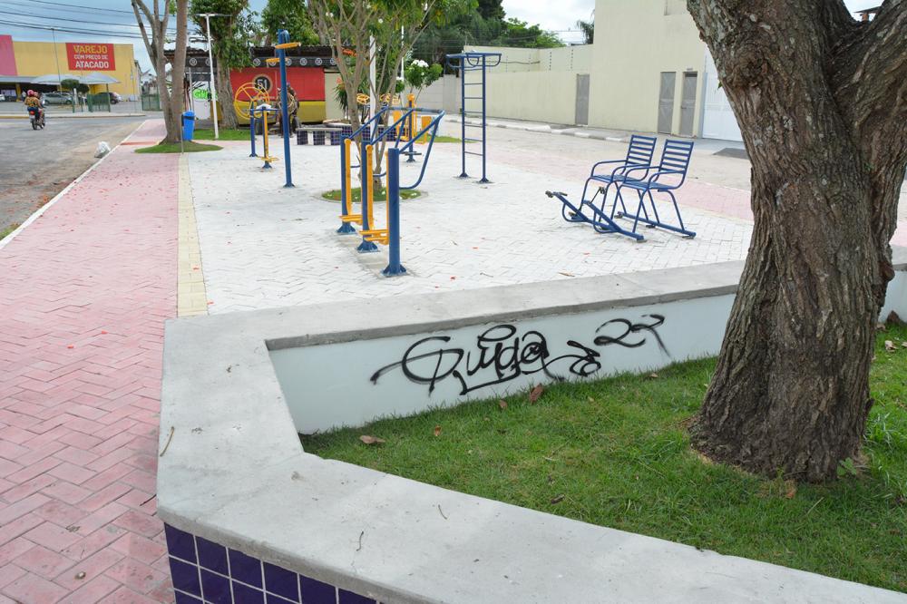 Recém construída, Praça do Sobradinho é pichada por vândalos