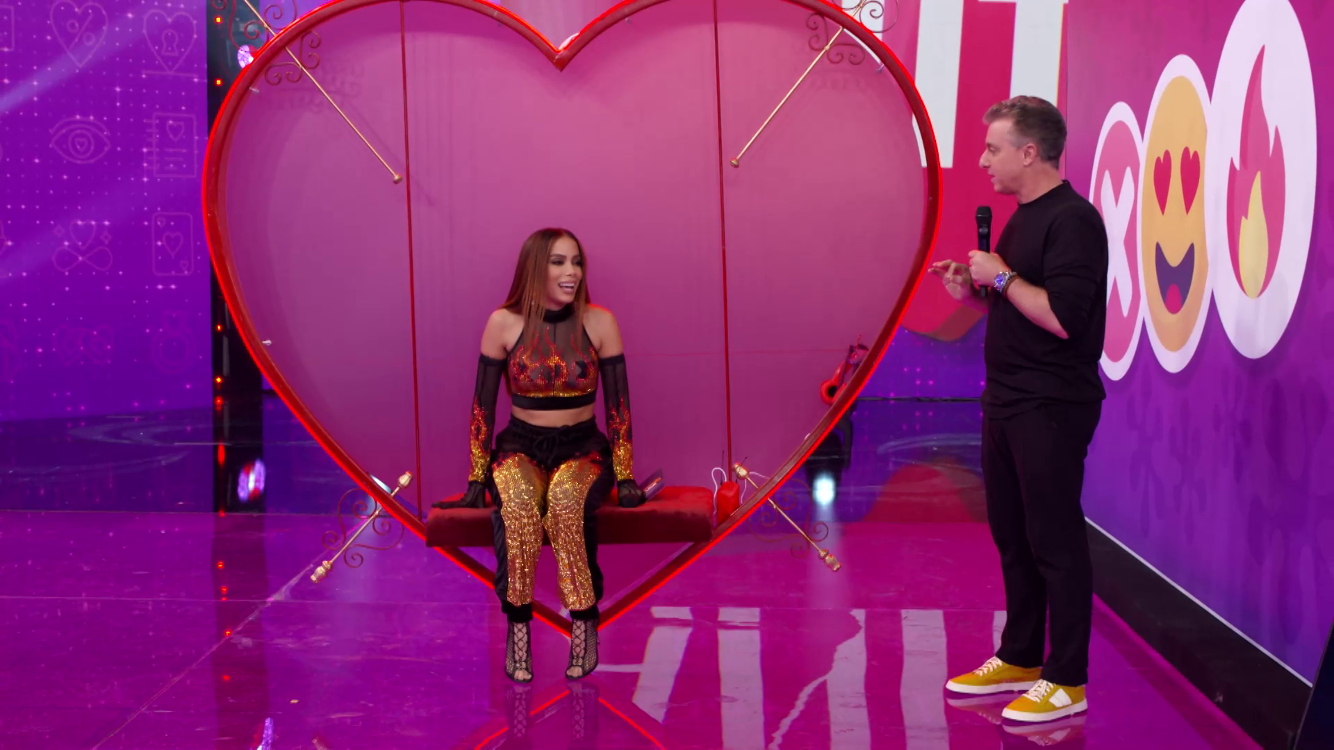 Anitta canta com Pedro Sampaio e busca um crush no ‘Domingão’