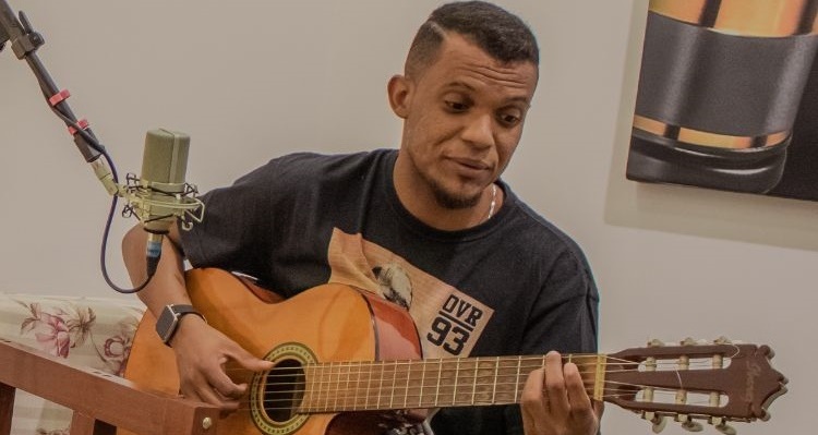 Cantor Arthur Duarte lança single 'Clichê' nas plataformas digitais