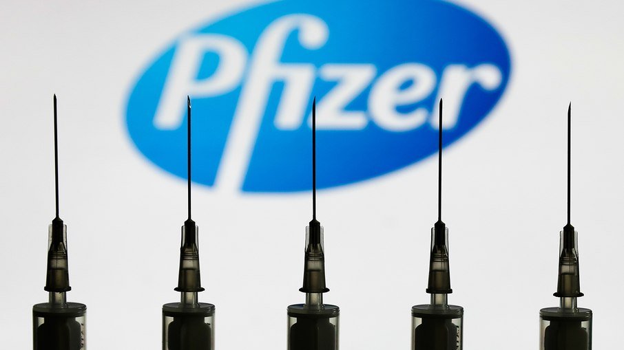 Vacina anual da Covid seria melhor que reforços, diz CEO da Pfizer