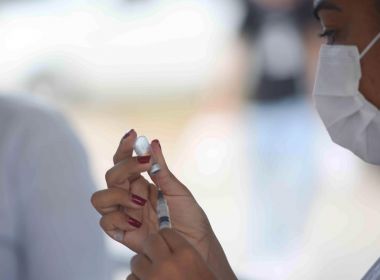 Em período com mesmo número de casos ativos, Bahia tem 239% menos óbitos