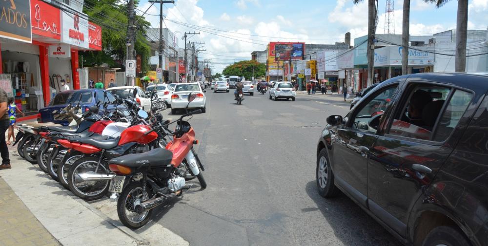 Minoria de condutores no trânsito ainda insistem em estacionar irregularmente