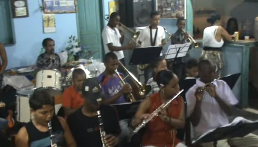 Maestro Flávio Santos rege Orquestra do Reggae de Cachoeira e busca parcerias para estúdio de música 