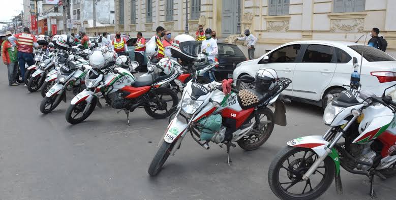 Mototaxistas reclamam que seus pontos estão sendo ocupados por motos particulares 